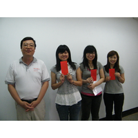 得獎者：第一名何嘉仁教授實驗室（右一）
        第二名謝明惠教授實驗室（右二）
        第三名呂家榮教授實驗室（左二）